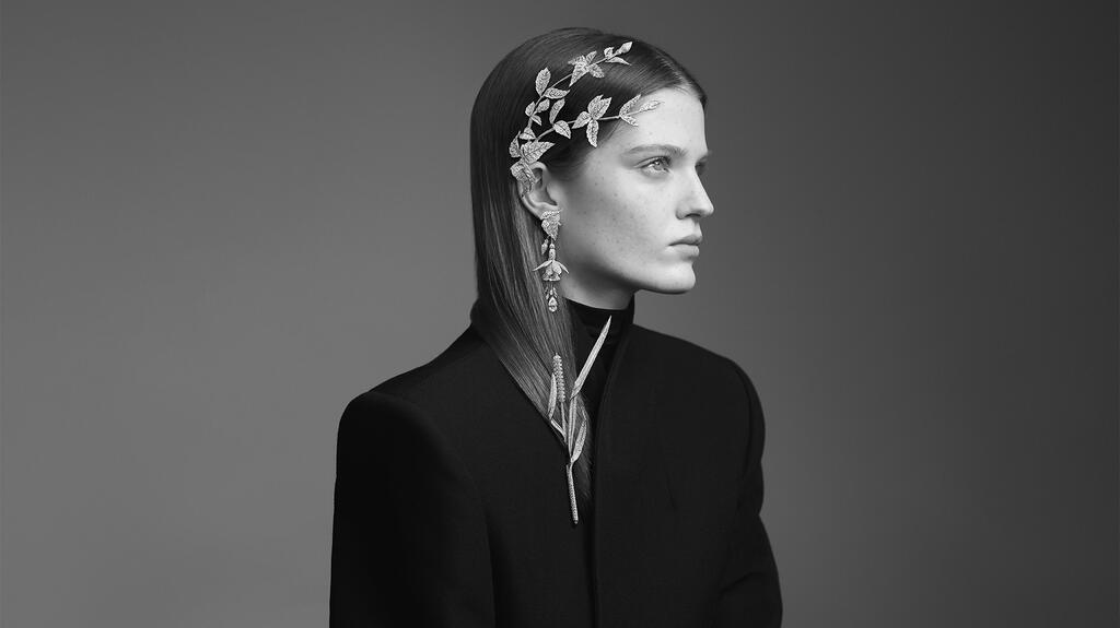 The “Fuchsia” pendant earrings depict hanging flowers with pavé diamonds set in white gold and two pear-cut diamonds totaling 4.10-carats dropping from the bell of each flower. Boucheron Fuchsia Pendant Earrings